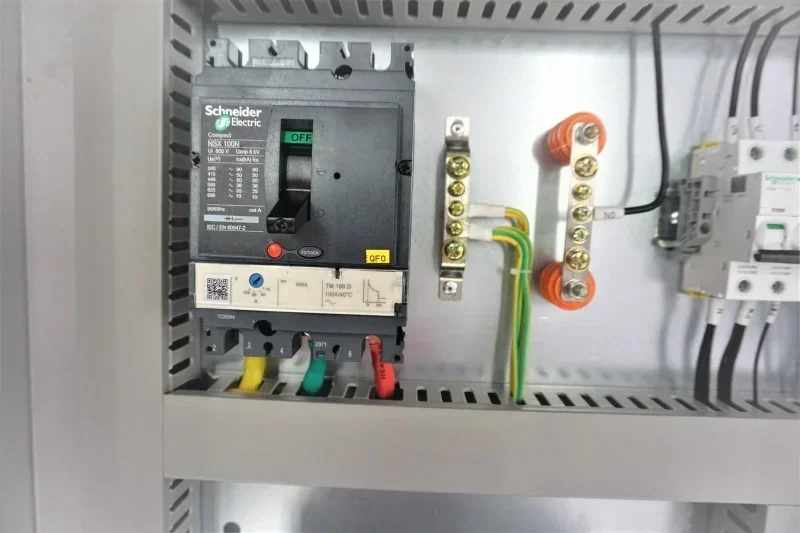 Zewnętrzna szafa rozdzielcza z – Outdoor Power Distribution Board recenzja i cena