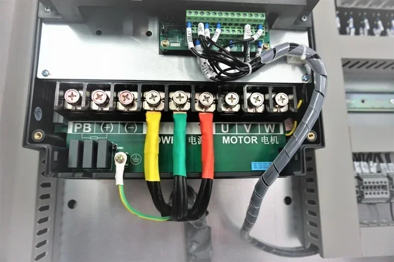 Zewnętrzna szafa rozdzielcza z – Outdoor Power Distribution Board recenzja i cena